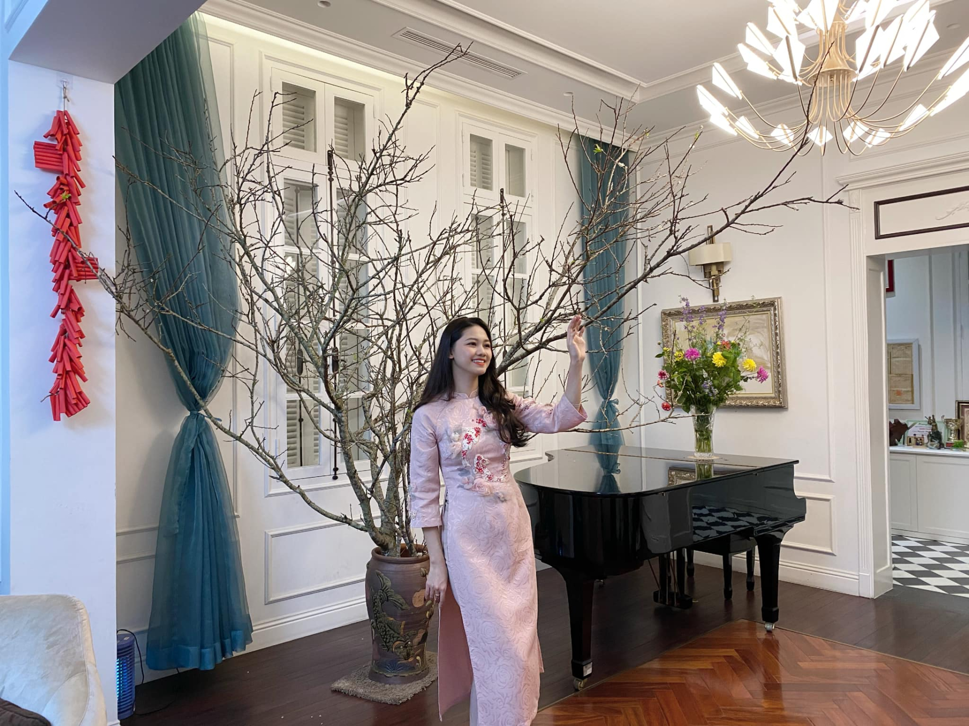 Mỹ nhân che mặt ngồi trong Rolls-Royce: Bỏ hết hào quang showbiz gả vào nhà hào môn, giờ sống trong biệt thự trắng xa hoa giữa Hà thành- Ảnh 10.