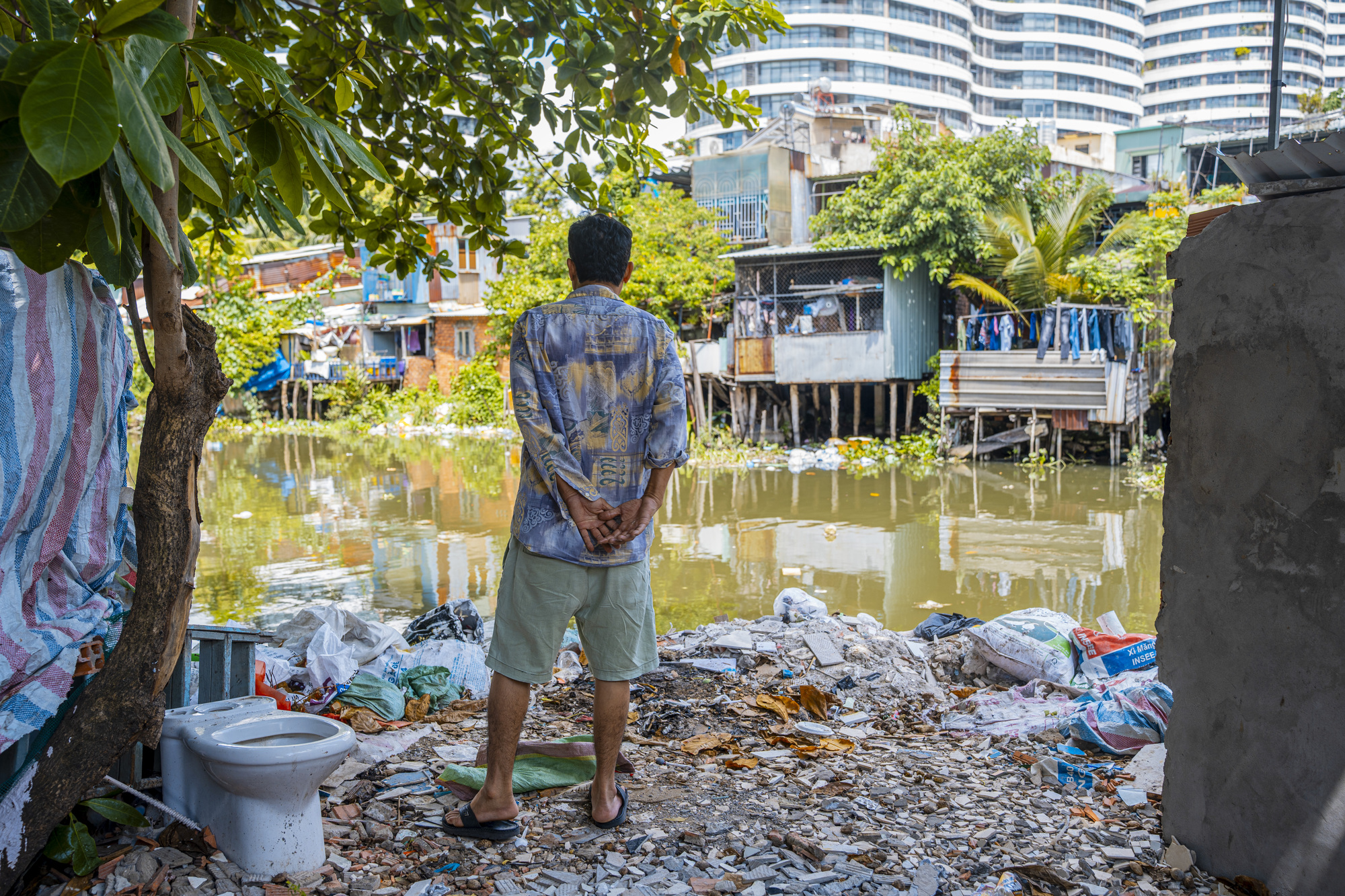 Cảnh đối lập ở con rạch sắp được đầu tư hơn 8.500 tỷ: Hơn 1.000 nhà lụp xụp 'chia đôi bờ' với các toà nhà chọc trời- Ảnh 8. Cảnh đối lập ở con rạch sắp được đầu tư hơn 8.500 tỷ: Hơn 1.000 nhà lụp xụp 'chia đôi bờ' với các toà nhà chọc trời- Ảnh 8.