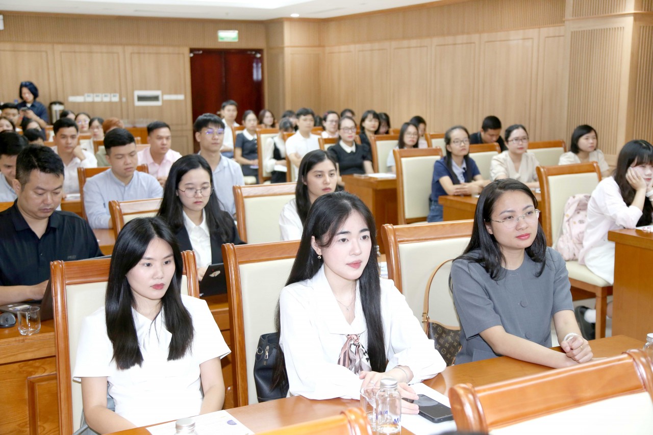 Bộ Tài chính tổ chức trao Chứng chỉ kiểm toán viên, kế toán viên kỳ thi năm 2025 Bộ Tài chính tổ chức trao Chứng chỉ kiểm toán viên, kế toán viên kỳ thi năm 2025