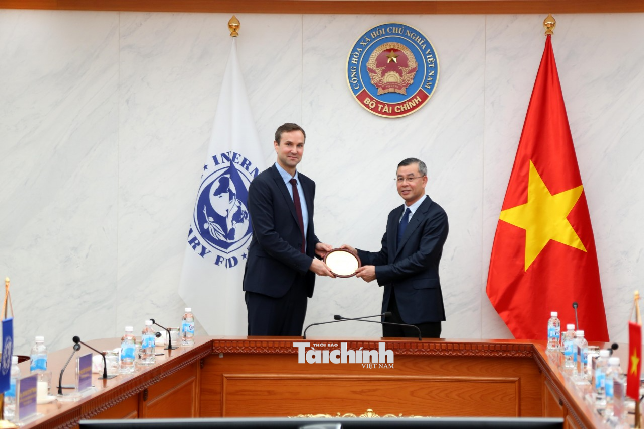 Bộ trưởng Ngô Văn Tuấn tiếp Trưởng Đại diện đương nhiệm và kế nhiệm của IMF: Cam kết hợp tác, kiên định mục tiêu tăng trưởng bền vững Bộ trưởng Ngô Văn Tuấn tiếp Trưởng Đại diện đương nhiệm và kế nhiệm của IMF: Cam kết hợp tác, kiên định mục tiêu tăng trưởng bền vững