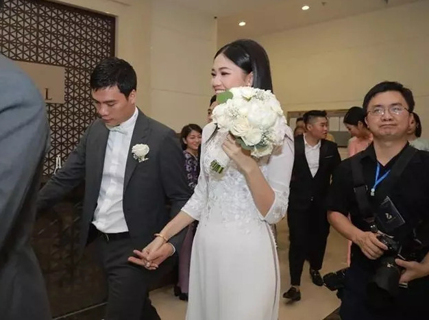Mỹ nhân che mặt ngồi trong Rolls-Royce: Bỏ hết hào quang showbiz gả vào nhà hào môn, giờ sống trong biệt thự trắng xa hoa giữa Hà thành- Ảnh 1.