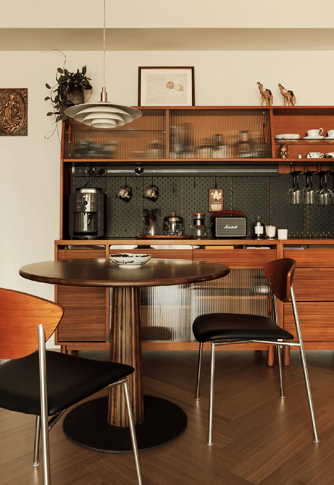 Căn hộ 88m² của cặp vợ chồng nghỉ hưu gây sốt vì quá đẹp: Ai xem cũng nói không còn dám chê gu thẩm mỹ của bố mẹ - Ảnh 1.