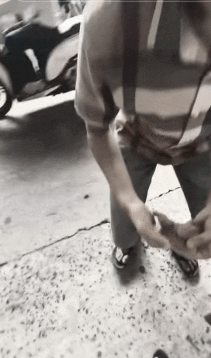 Clip hot giữa phố: Chàng trai cúi xuống đi tất cho bạn gái nhưng nó cứ "sao sao ấy nhỉ"?- Ảnh 2.