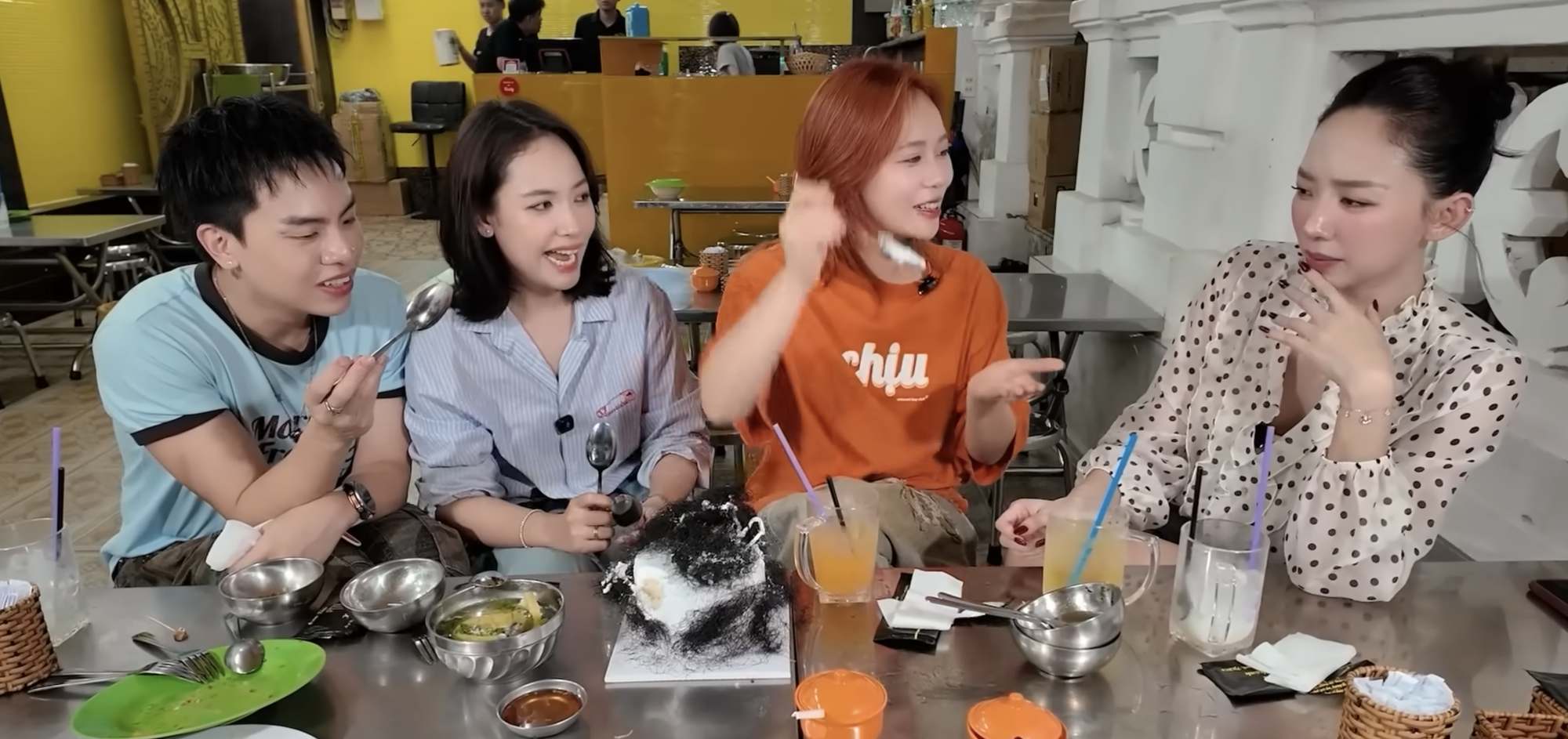 Tóc Tiên "tắc tiếng" vì bánh tóc tiên, biểu cảm sượng trân vì vật thể lạ kẹt lại  - Ảnh 2.