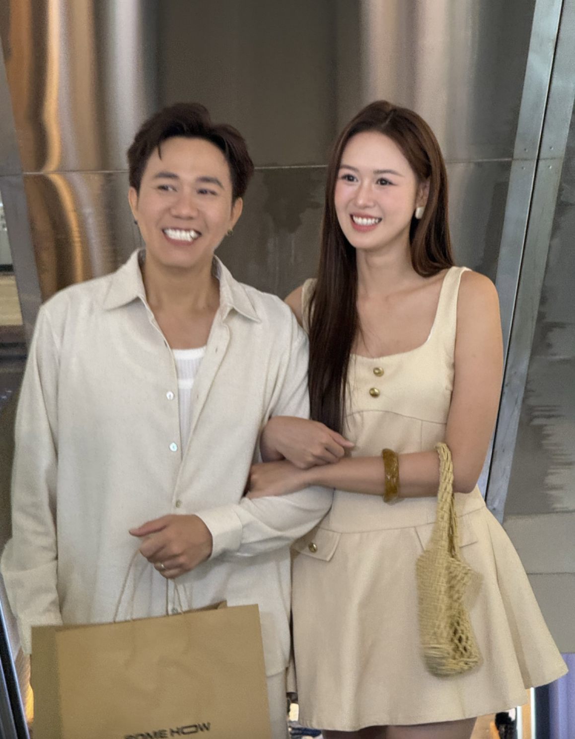 2 thành viên hội bạn Trấn Thành bị "tóm" ôm sát rạt giữa trung tâm thương mại, vội có phản ứng khi bị phát hiện- Ảnh 4.