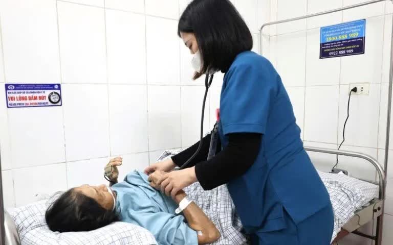 Một cụ ông ở Hưng Yên nguy kịch sau khi gà mổ vào chân - Ảnh 1.