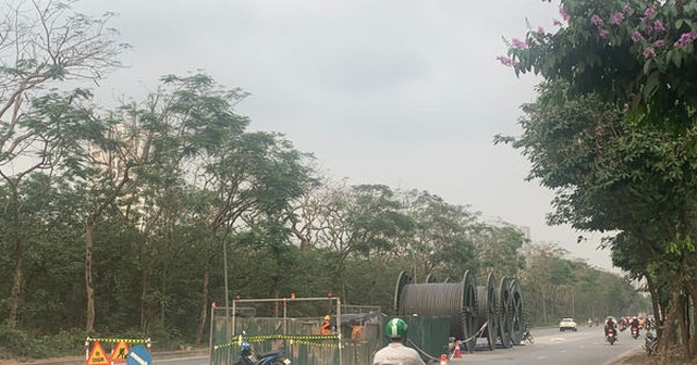 Rào chắn trên đường gom Đại lộ Thăng Long phục vụ thi công công trình. (Ảnh minh hoạ: Tuấn Lương)