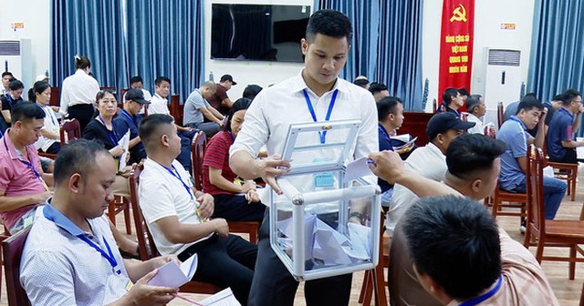 Khách hàng tham gia phiên đấu giá đất tại xã Ứng Hòa. Ảnh: Đức Duy