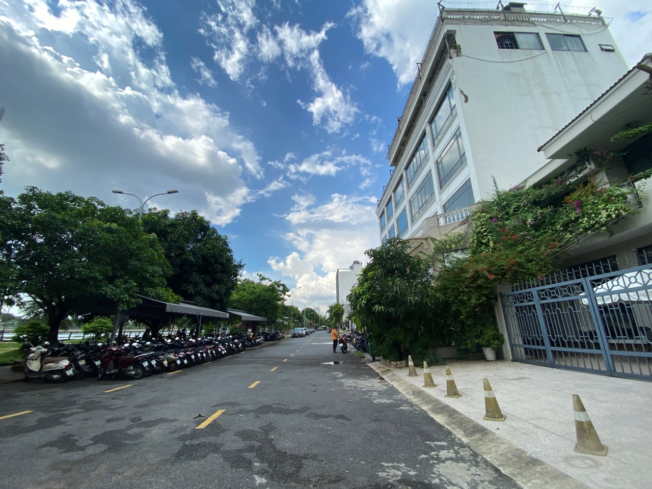 Chuyện hy hữu ở TP.HCM: Có nhà, có sổ nhưng hơn 10 năm vẫn không thể về ở vì... không có lối đi- Ảnh 1.