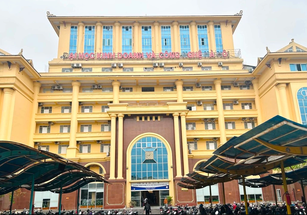 Trường Đại học "Kinh Công" đình chỉ học tập hai sinh viên Y khoa livestream ở Bệnh viện Đức Giang dọa “tiêm thuốc độc” người khác- Ảnh 1.