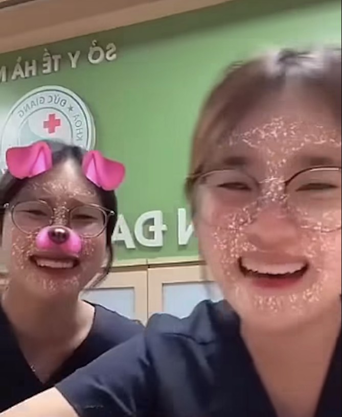 Trường Đại học "Kinh Công" đình chỉ học tập hai sinh viên Y khoa livestream ở Bệnh viện Đức Giang dọa “tiêm thuốc độc” người khác- Ảnh 2.