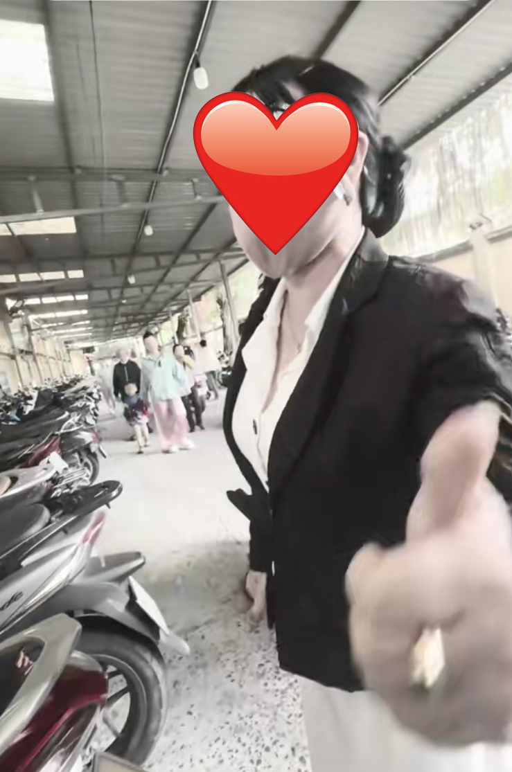 Clip hot giữa phố: Chàng trai cúi xuống đi tất cho bạn gái nhưng nó cứ "sao sao ấy nhỉ"?- Ảnh 3.