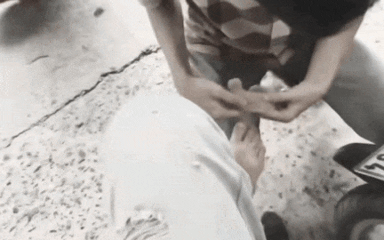 Clip hot giữa phố: Chàng trai cúi xuống đi tất cho bạn gái nhưng nó cứ "sao sao ấy nhỉ"?- Ảnh 1.