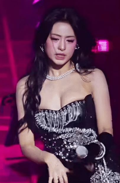 Công chúa showbiz mới 19 tuổi bị “o ép” vòng 1 đến nghẹt thở, công ty quản lý hứng trọn chỉ trích- Ảnh 2.