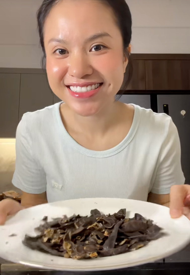 Ở Việt Nam có một loại quả: Bỏ hạt thì trị tóc dầu, giữ lại hạt thì cải thiện gãy rụng, cứ gội đầu hay ủ tóc là tóc mềm mượt bất ngờ- Ảnh 3.