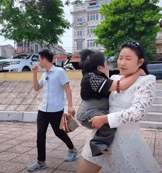 Câu chuyện phía sau clip cô gái 18 tuổi bế chồng đi đăng ký kết hôn đang 