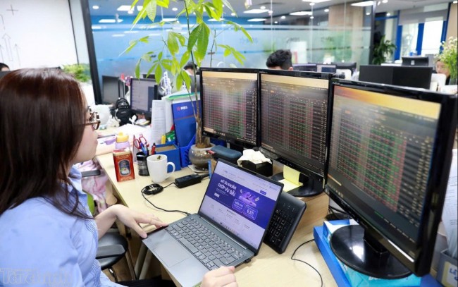Chứng khoán ngày 2/7: VN-Index tích lũy dưới vùng kháng cự, chờ động lực bứt phá Chứng khoán ngày 2/7: VN-Index tích lũy dưới vùng kháng cự, chờ động lực bứt phá