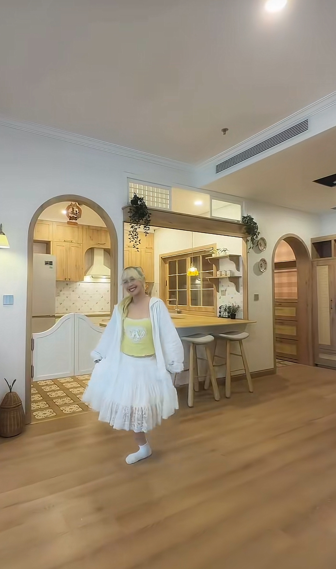 Hậu Hoàng khoe tậu nhà mới, decor đẹp như manga Nhật, nhan sắc tuổi 31 trẻ khủng khiếp! - Ảnh 2.