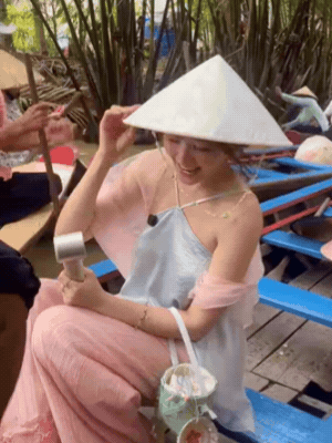 Vợ của ngôi sao nghìn tỷ Vbiz "náo loạn" miền Tây, lộ nhan sắc thật qua camera thường hút 1 triệu người xem!- Ảnh 2.