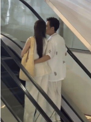 2 thành viên hội bạn Trấn Thành bị "tóm" ôm sát rạt giữa trung tâm thương mại, vội có phản ứng khi bị phát hiện- Ảnh 1.