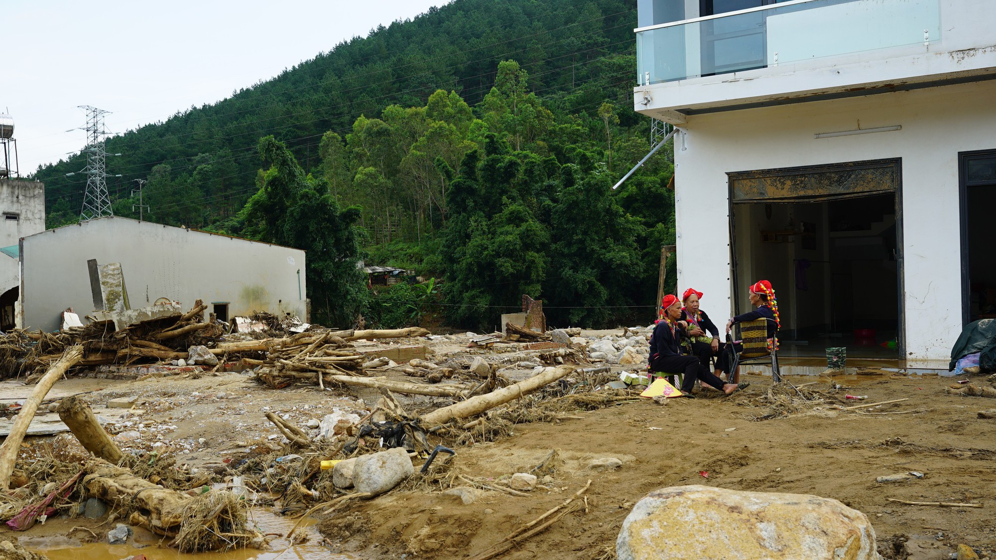 Người dân bản Chít trở về giữa những ngôi nhà bị lũ 