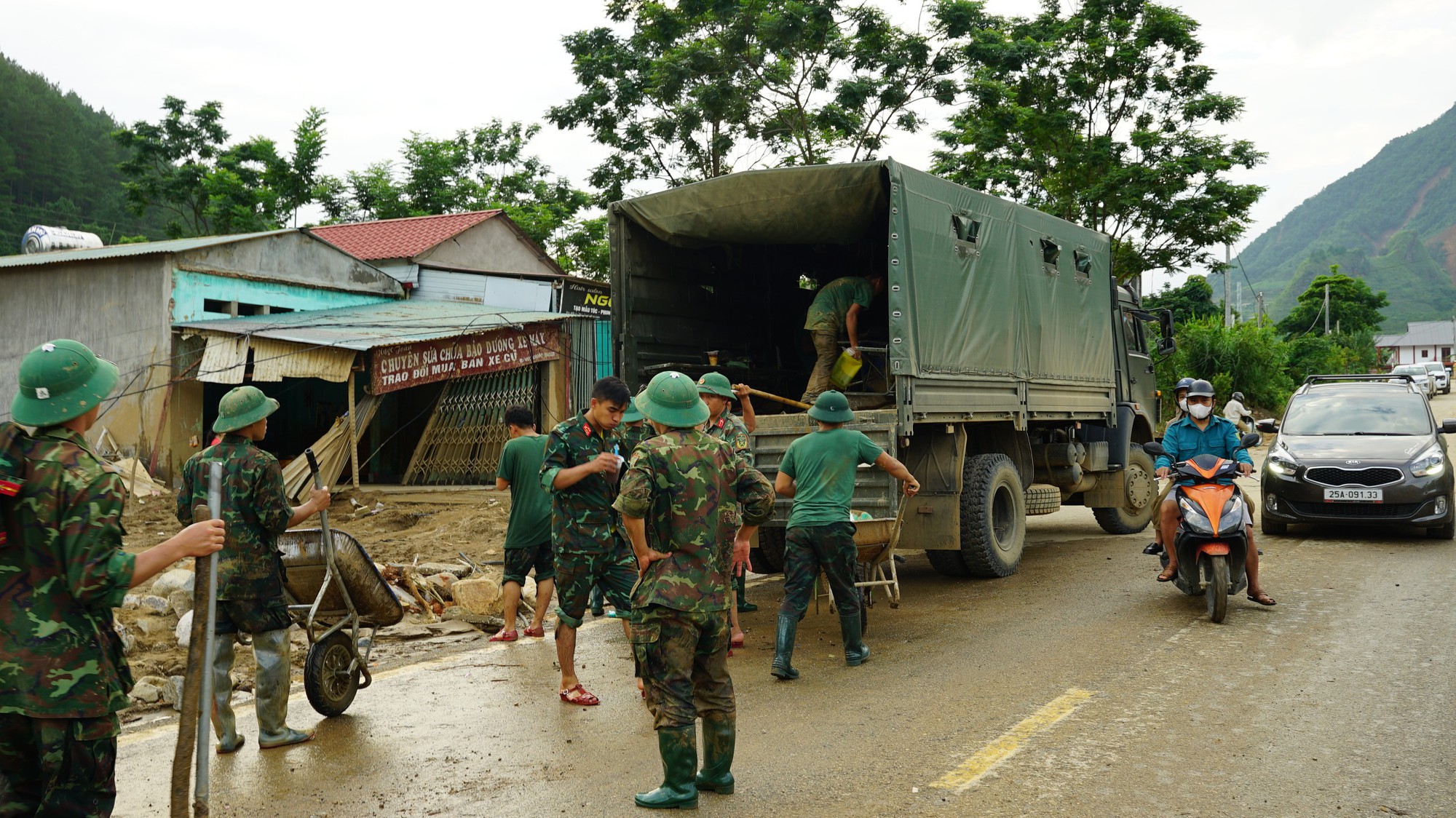 Người dân bản Chít trở về giữa những ngôi nhà bị lũ 