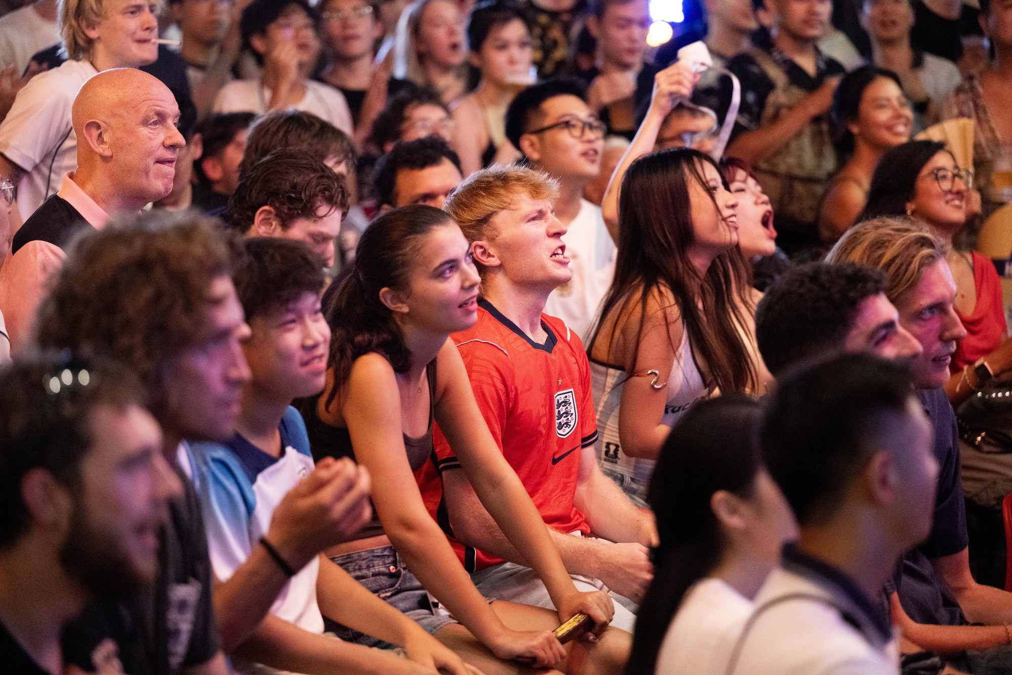 Không khí cổ vũ trận bán kết World Cup 2026 tại Hà Nội và TP.HCM lúc này: “Nóng” còn hơn trên sân!- Ảnh 2.