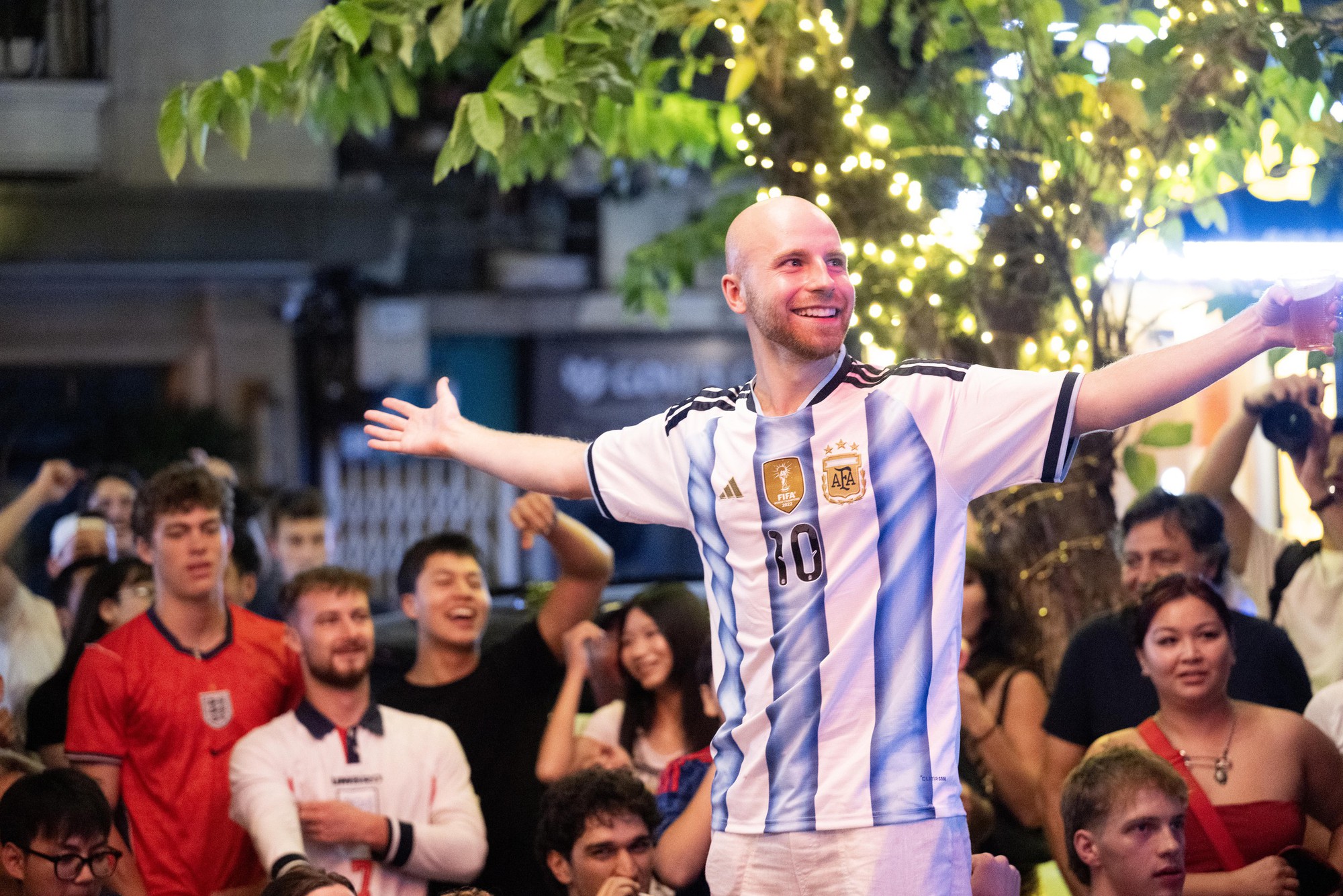 Không khí cổ vũ trận bán kết World Cup 2026 tại Hà Nội và TP.HCM lúc này: “Nóng” còn hơn trên sân!- Ảnh 4.
