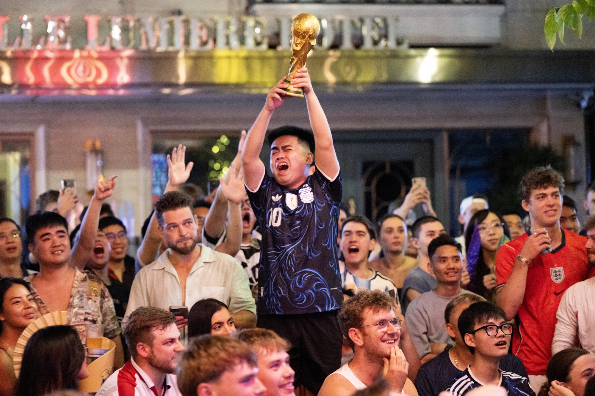 Không khí cổ vũ trận bán kết World Cup 2026 tại Hà Nội và TP.HCM lúc này: “Nóng” còn hơn trên sân!- Ảnh 5.