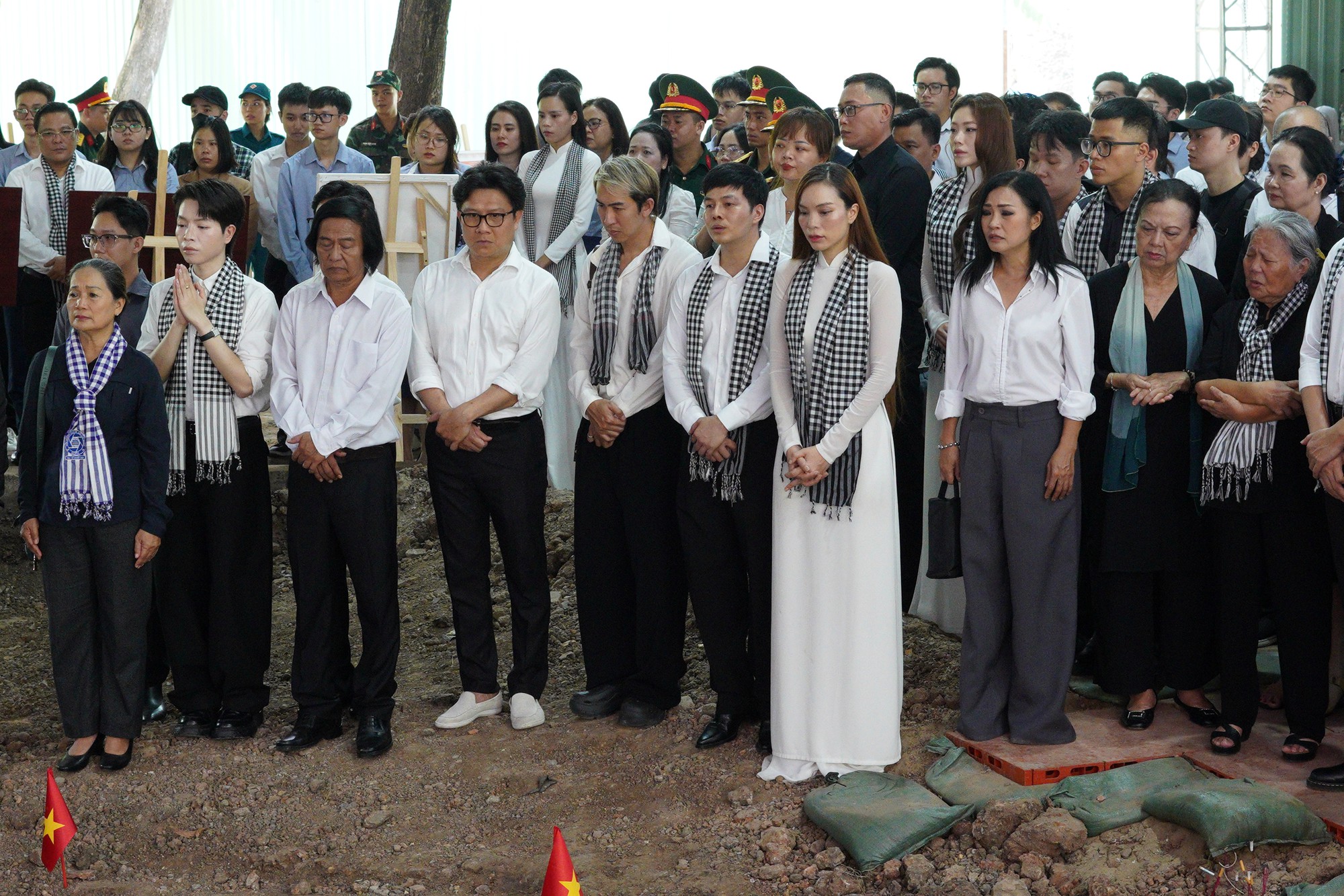 NSND Thanh Thuý, Đức Phúc và nghệ sĩ Việt xúc động tại lễ viếng liệt sĩ tại Công viên Lê Thị Riêng- Ảnh 9.