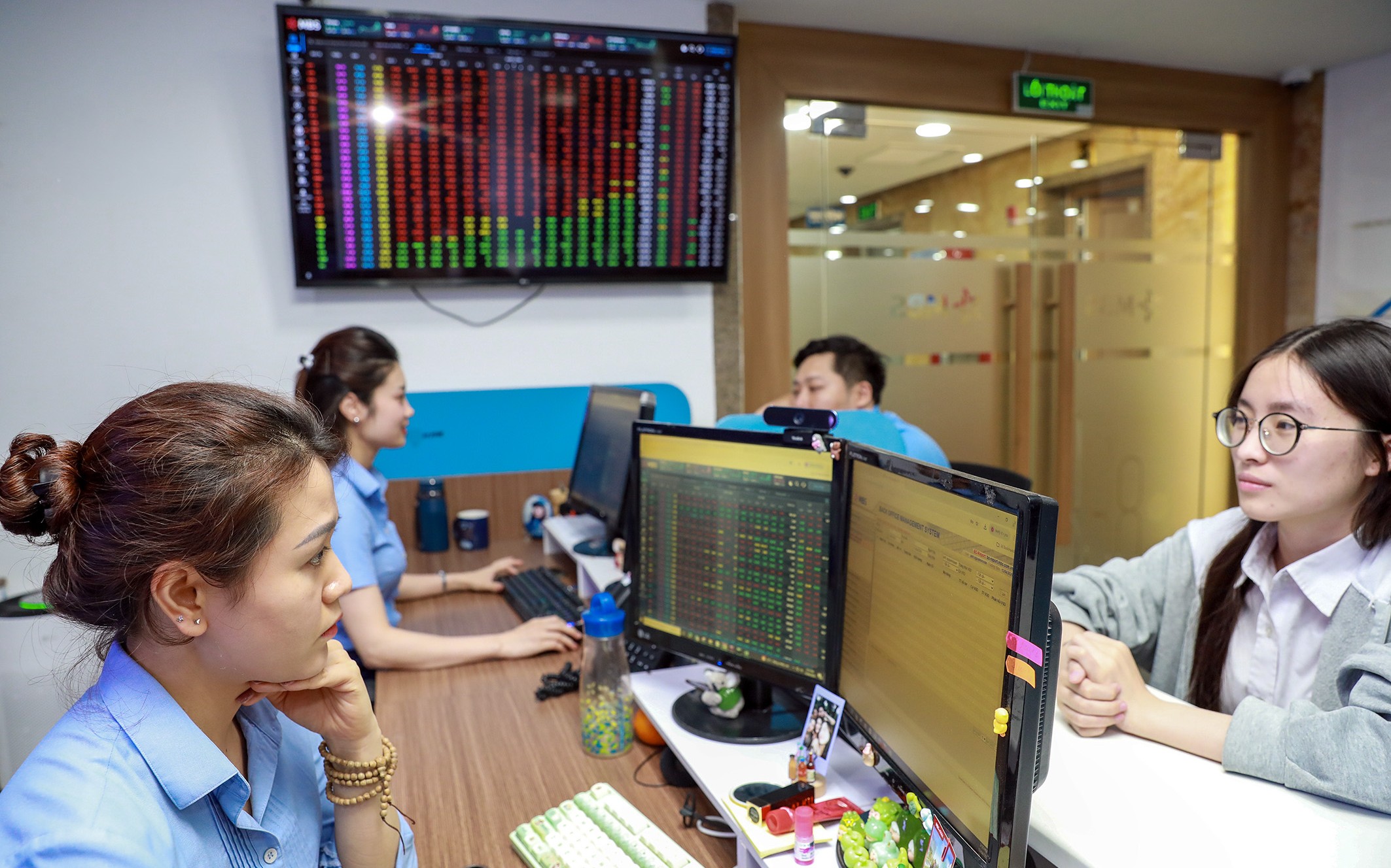giao dịc chứng khoán tại sàn chứng khoán MSB. Ảnh Đức Thanh giao dịc chứng khoán tại sàn chứng khoán MSB Ảnh Đức Thanh