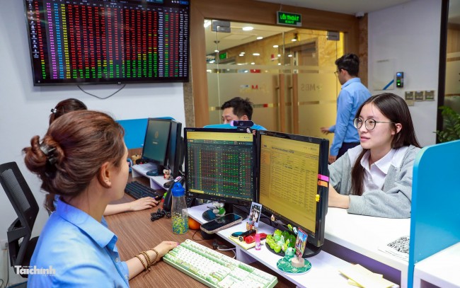 giao dịc chứng khoán tại sàn chứng khoán MSB. Ảnh Đức Thanh giao dịc chứng khoán tại sàn chứng khoán MSB Ảnh Đức Thanh