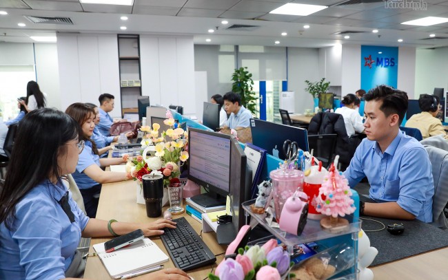 giao dịc chứng khoán tại sàn chứng khoán MSB Ảnh Đức Thanh