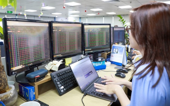 giao dịc chứng khoán tại sàn chứng khoán MSB. Ảnh Đức Thanh giao dịc chứng khoán tại sàn chứng khoán MSB Ảnh Đức Thanh