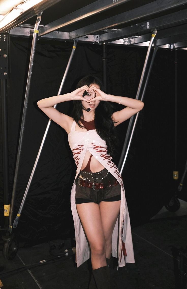 Jisoo và nữ thần AI đại diện cho đôi chân chuẩn đẹp Kpop, cặp đùi "mật ong" sexy cỡ này- Ảnh 2.