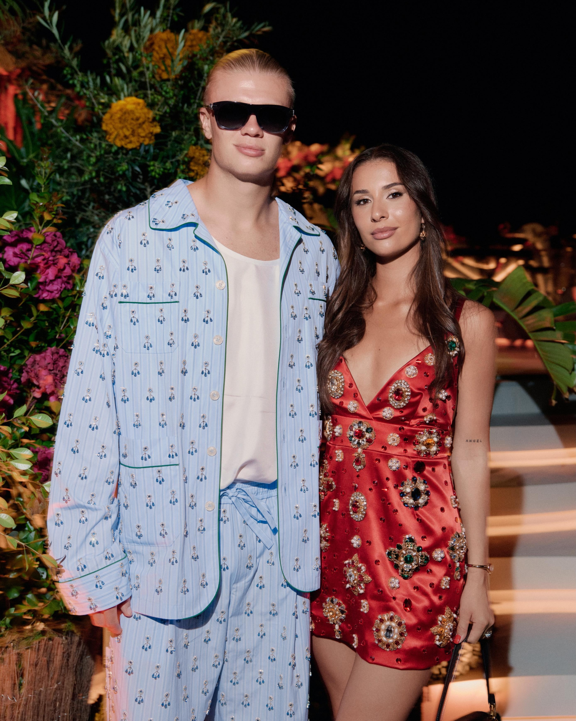 Haaland khi cởi áo Na Uy: Mặc ba lỗ trắng với pijama kẻ sọc, tưởng bác trai Việt Nam nào không đó- Ảnh 3.