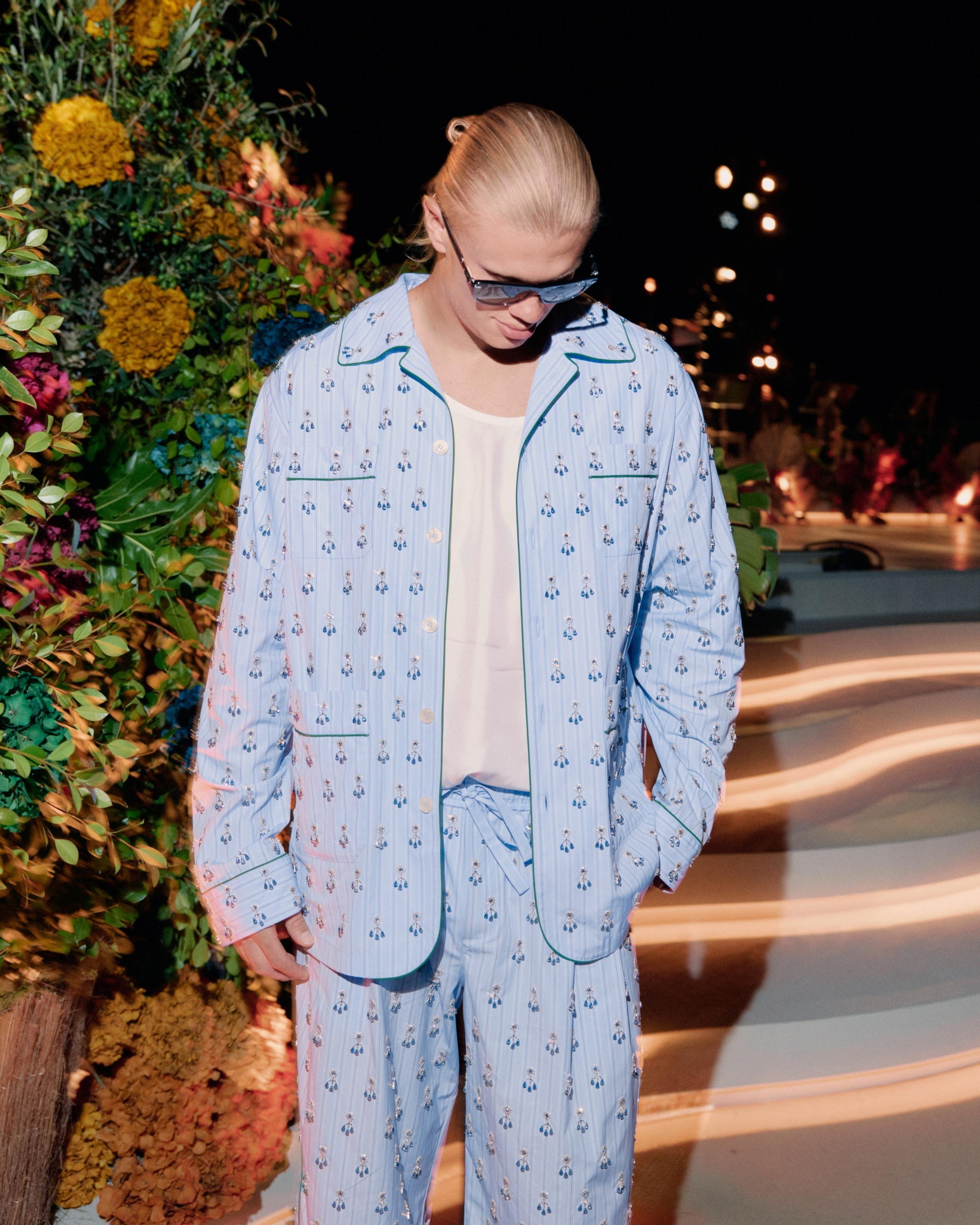 Haaland khi cởi áo Na Uy: Mặc ba lỗ trắng với pijama kẻ sọc, tưởng bác trai Việt Nam nào không đó- Ảnh 4.