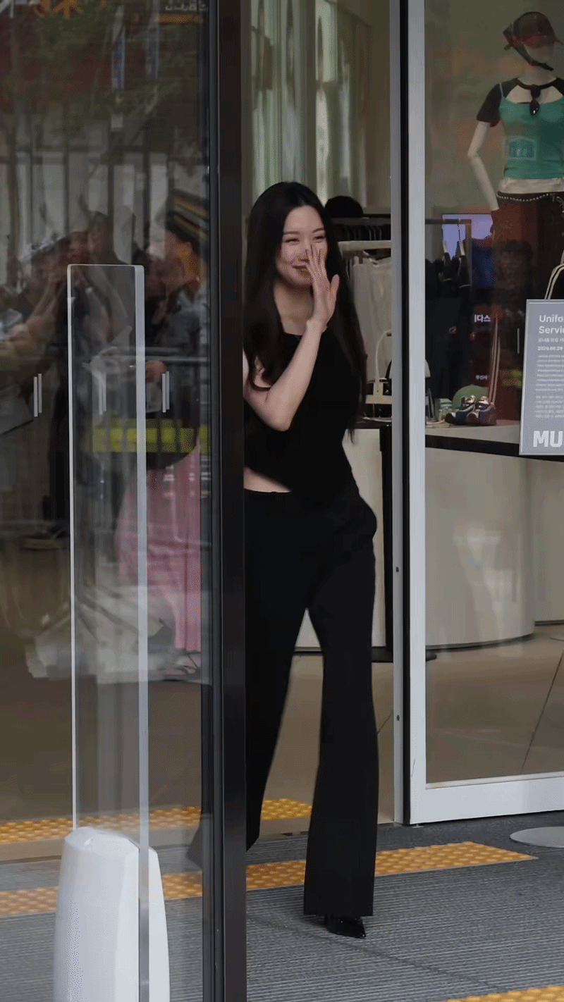 Moon Ga Young lộ diện sau nghi vấn tình cảm với Lee Jong Suk, không giấu được 1 điều- Ảnh 2.