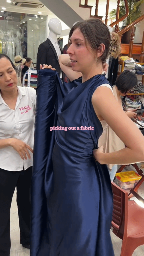 Chị Tây hốt hoảng với tốc độ may đồ của "pháp sư Hội An": Chờ tại chỗ lấy ngay, lên dáng đẹp mê người, ăn đứt nhiều mẫu hiệu - Ảnh 1.