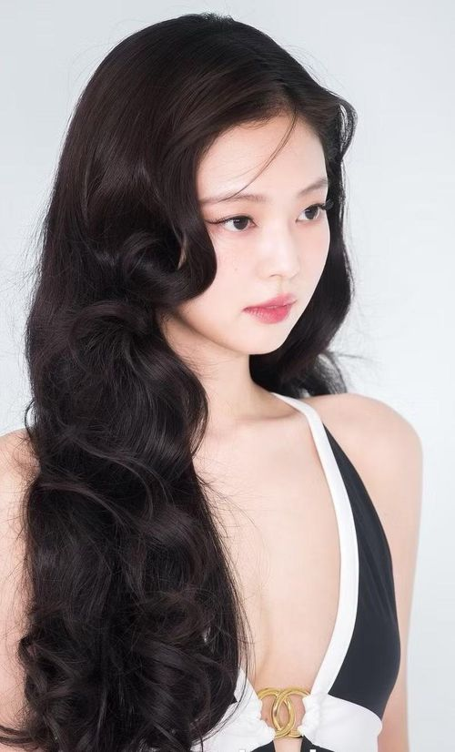 Đánh úp lúc nửa đêm: Jennie (BLACKPINK) tự đăng ảnh tình tứ với trai lạ- Ảnh 2.