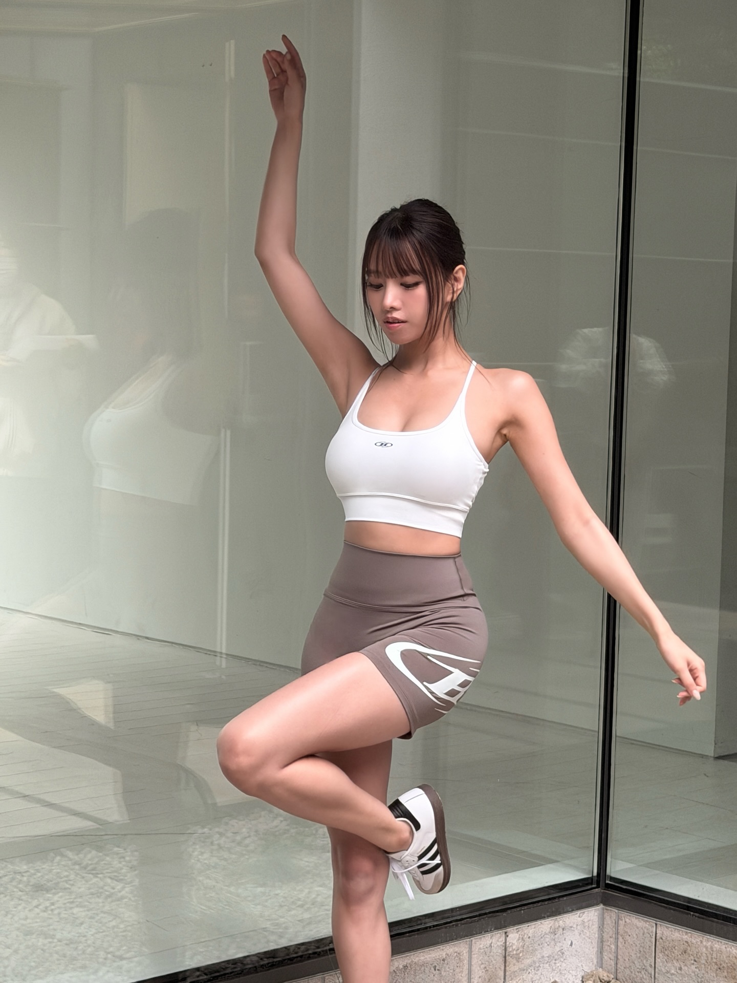Jisoo và nữ thần AI đại diện cho đôi chân chuẩn đẹp Kpop, cặp đùi "mật ong" sexy cỡ này- Ảnh 11.
