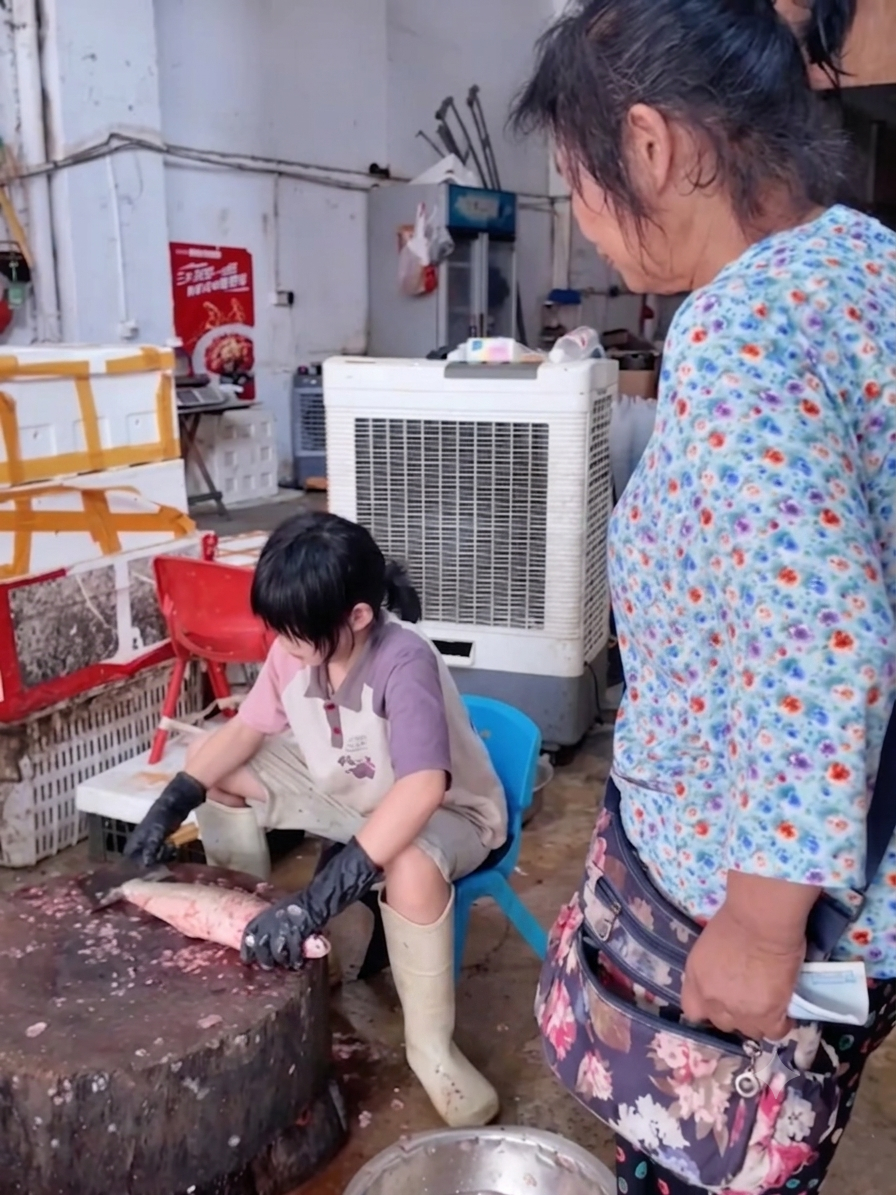 Sự thật về bức ảnh bé gái ngồi mổ cá khiến cư dân mạng bật khóc: Tôi cũng muốn dạy được đứa con hiếu thảo như vậy!- Ảnh 2.