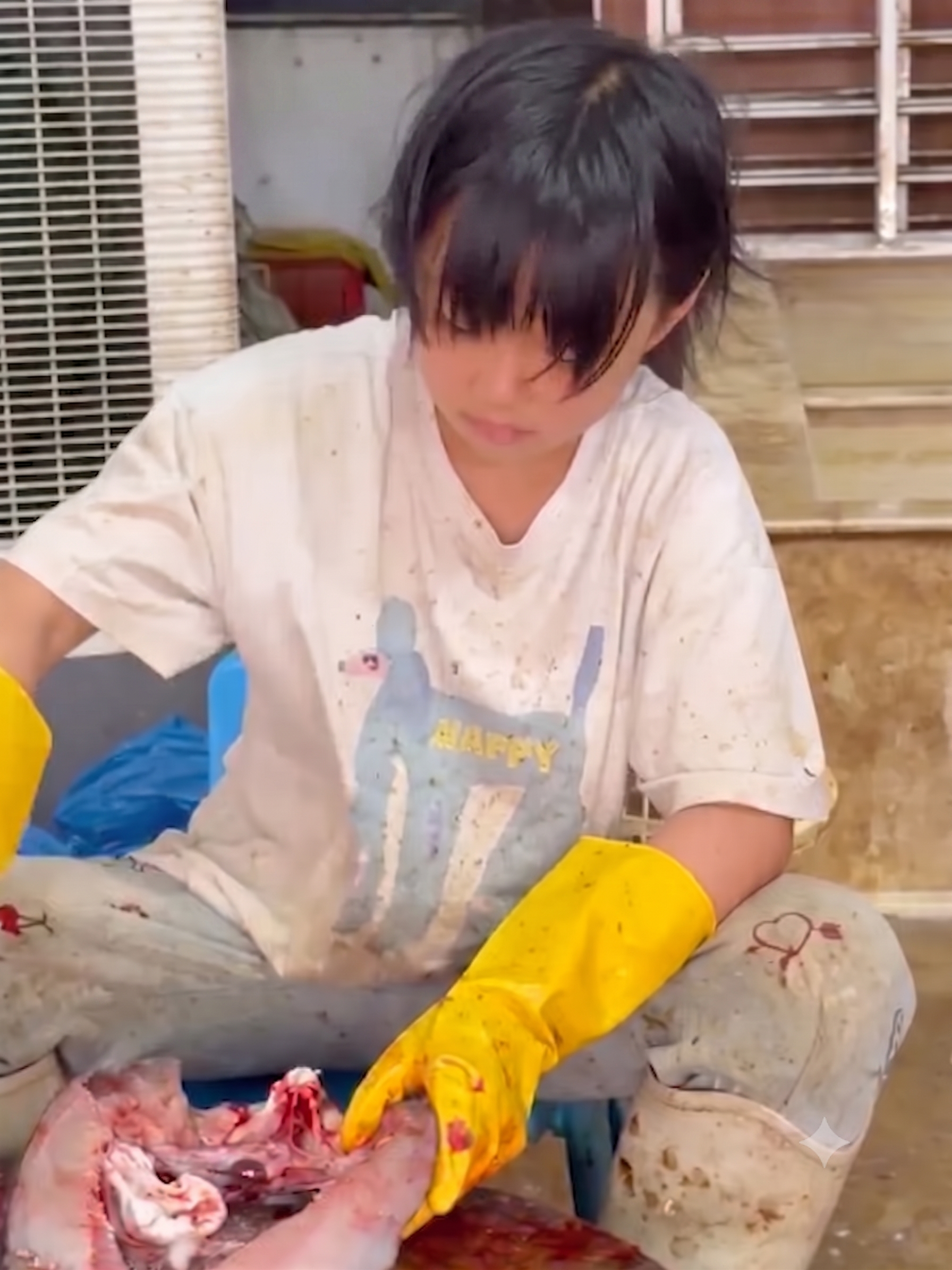 Sự thật về bức ảnh bé gái ngồi mổ cá khiến cư dân mạng bật khóc: Tôi cũng muốn dạy được đứa con hiếu thảo như vậy!- Ảnh 1.