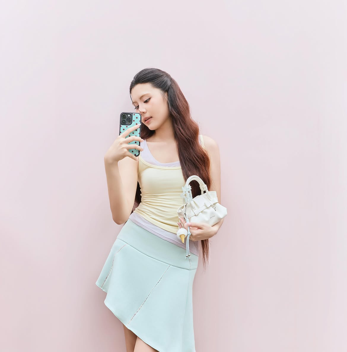 Tiểu công chúa showbiz vừa tròn 18 tuổi: Visual nở rộ như hoa, gu mặc cũng "trổ mã", đẹp đến khó rời mắt - Ảnh 10.