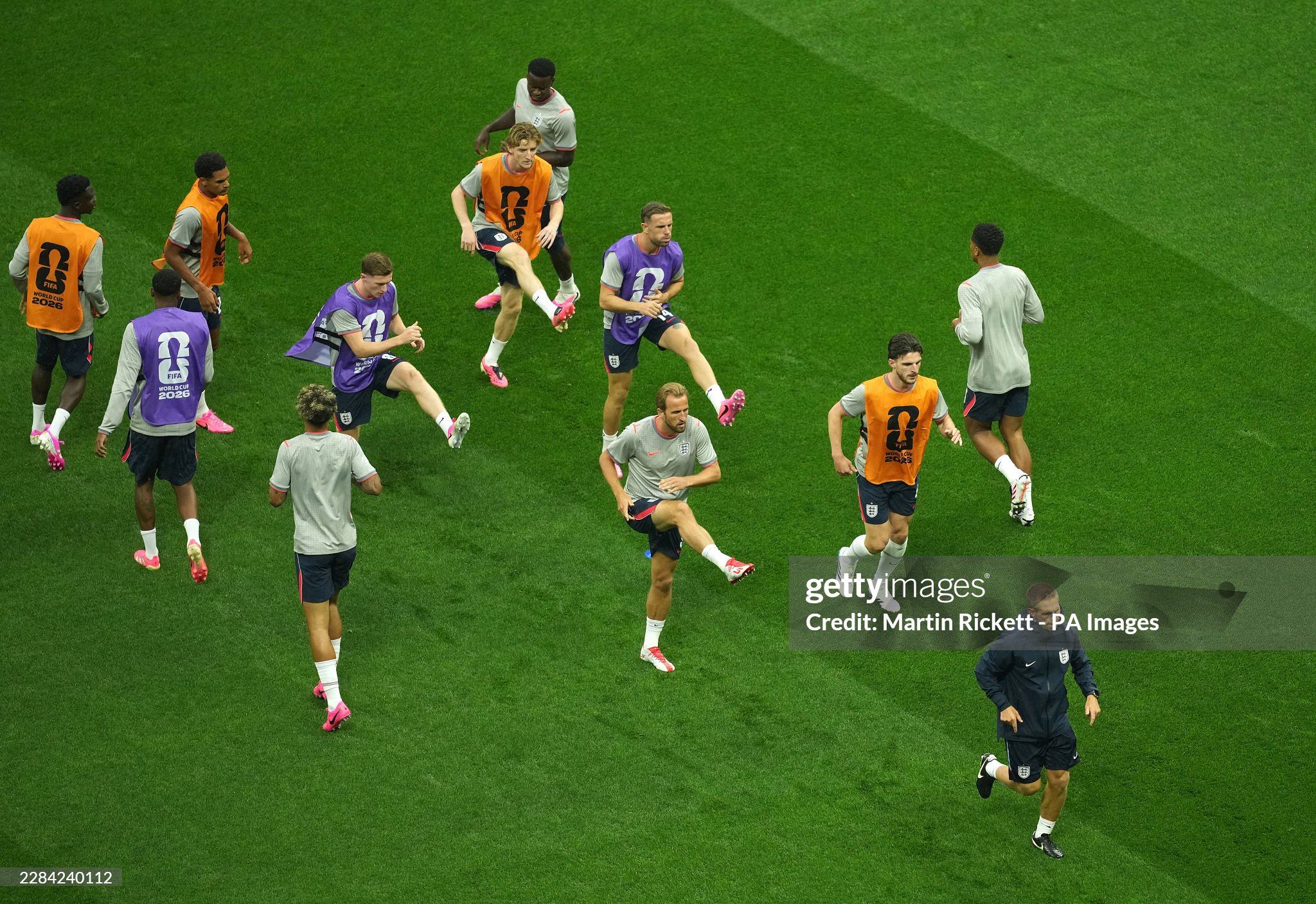 "Đại chiến" Mexico vs Anh: Cầu thủ ra sân khởi động, trận đấu bắt đầu vào 8h sáng nay sau 1 tiếng bị hoãn - Ảnh 12.