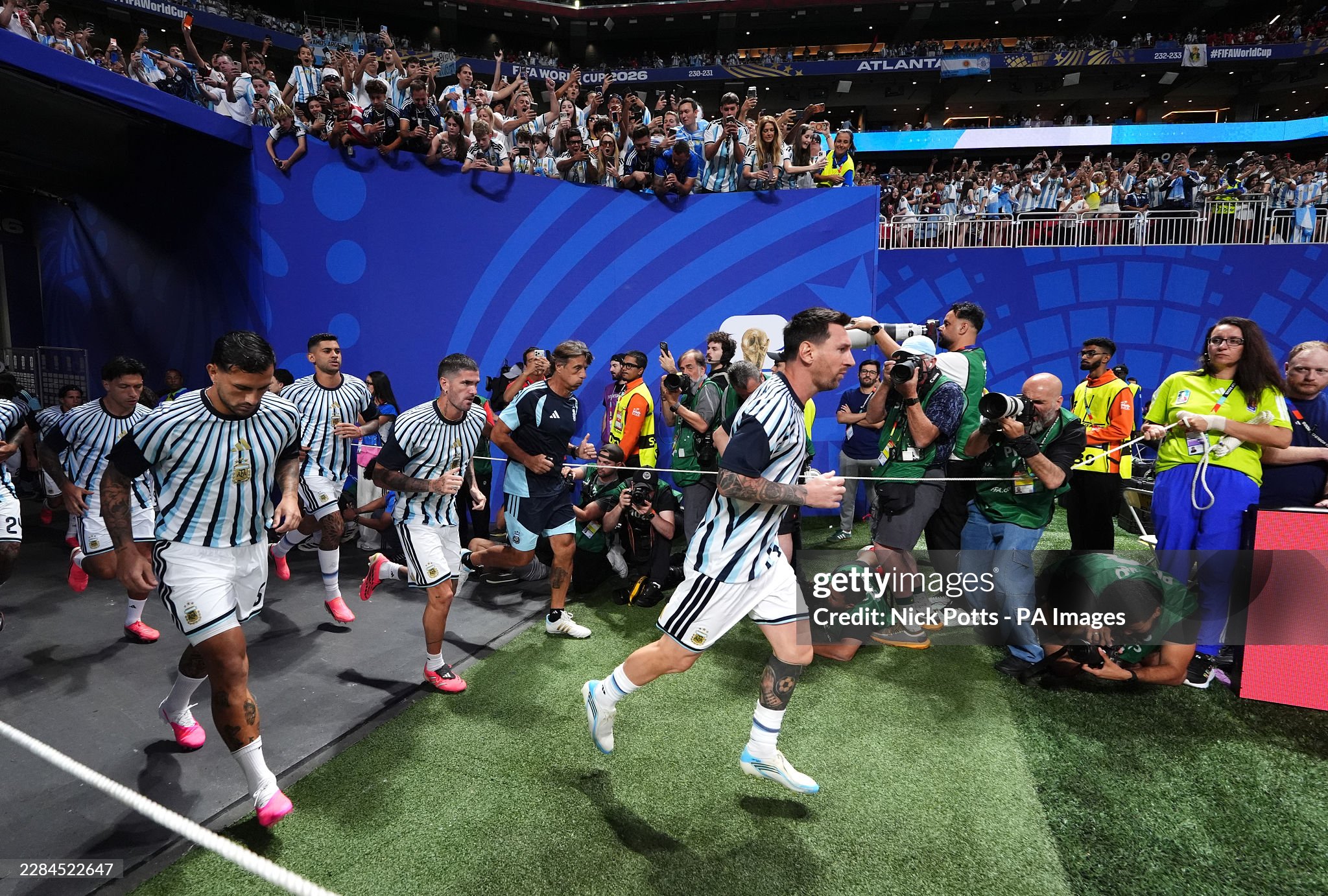 Argentina 0-1 Ai Cập: Messi đá hỏng quả penalty thứ 4 trong lịch sử World Cup! - Ảnh 11.