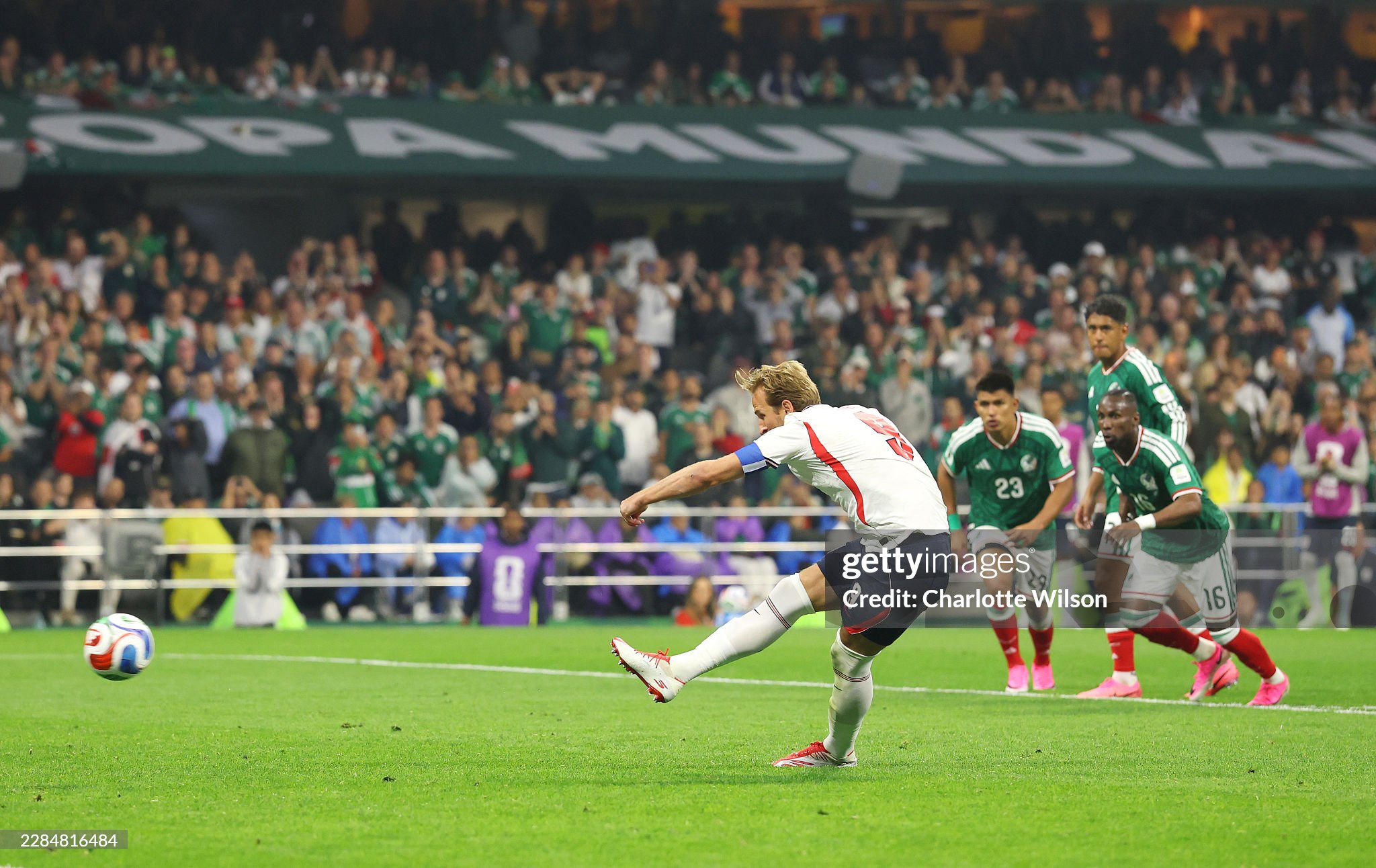 Anh 3-2 Mexico (Hiệp 2): Vào!!! Bàn thắng trên chấm penalty thắp lại hi vọng cho chủ nhà - Ảnh 3.
