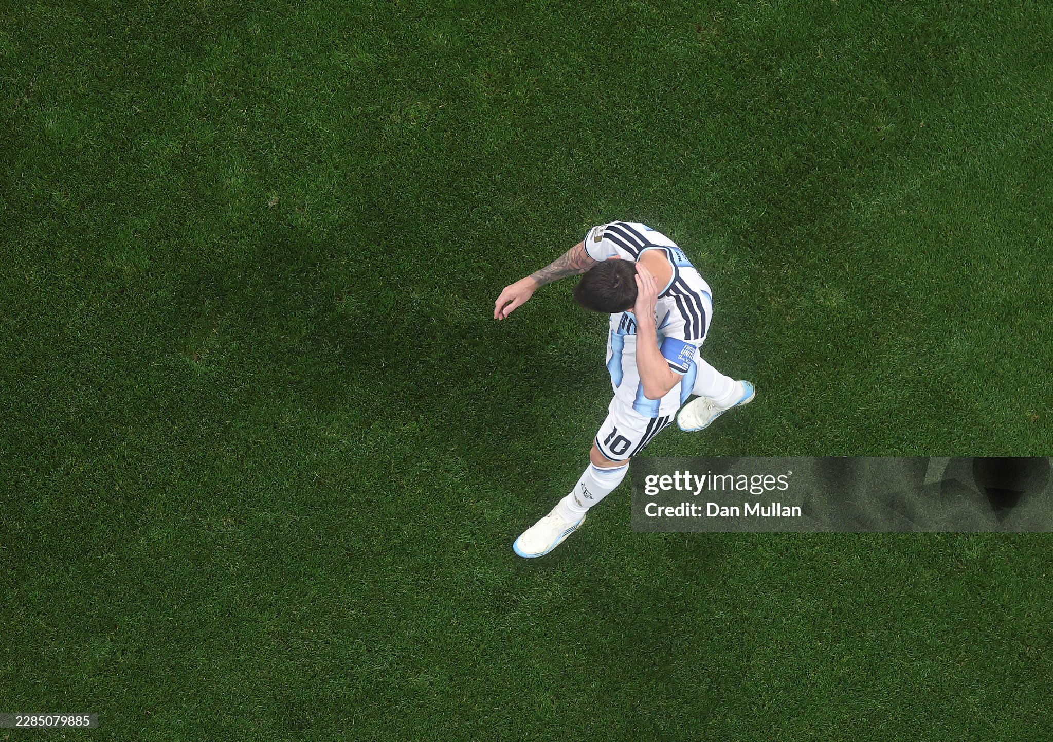 Argentina 0-1 Ai Cập: Messi đá hỏng quả penalty thứ 4 trong lịch sử World Cup! - Ảnh 1.
