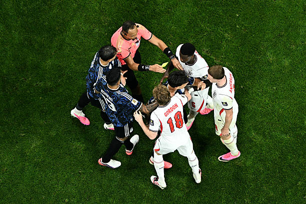 Khoảnh khắc "căng như dây đàn" trận Anh đấu Argentina: 19 pha phạm lỗi, bán kết World Cup mà ngỡ "sàn đấu MMA" - Ảnh 13.
