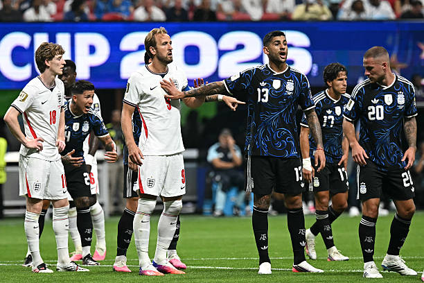 Khoảnh khắc "căng như dây đàn" trận Anh đấu Argentina: 19 pha phạm lỗi, bán kết World Cup mà ngỡ "sàn đấu MMA" - Ảnh 12.